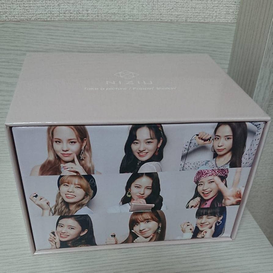 Amazon.co.jp: NiziU Take a picture 9形態 WithU盤 : おもちゃ