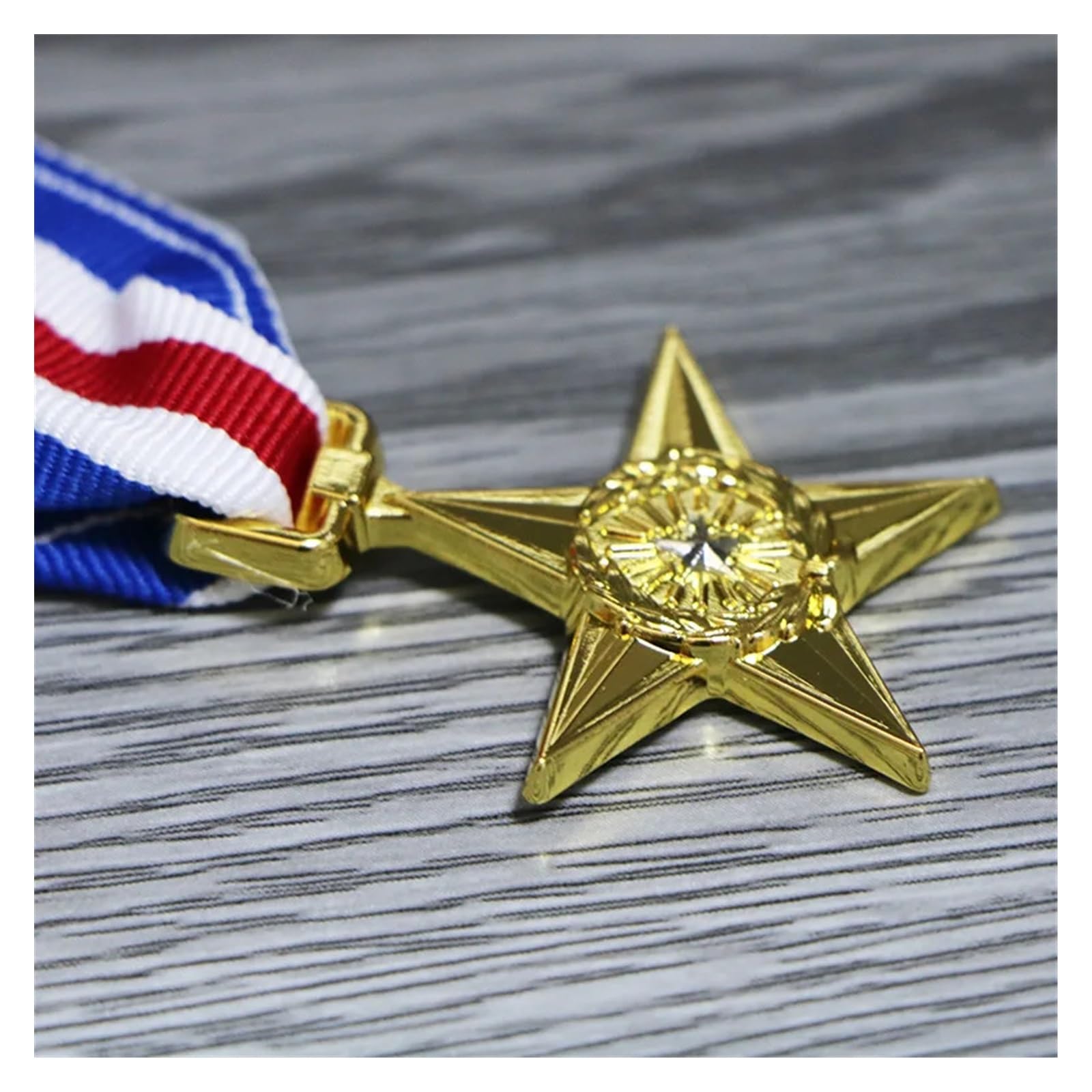 Amazon.co.jp: 米軍勲章スターメダルの複製シルバースター軍事勲章