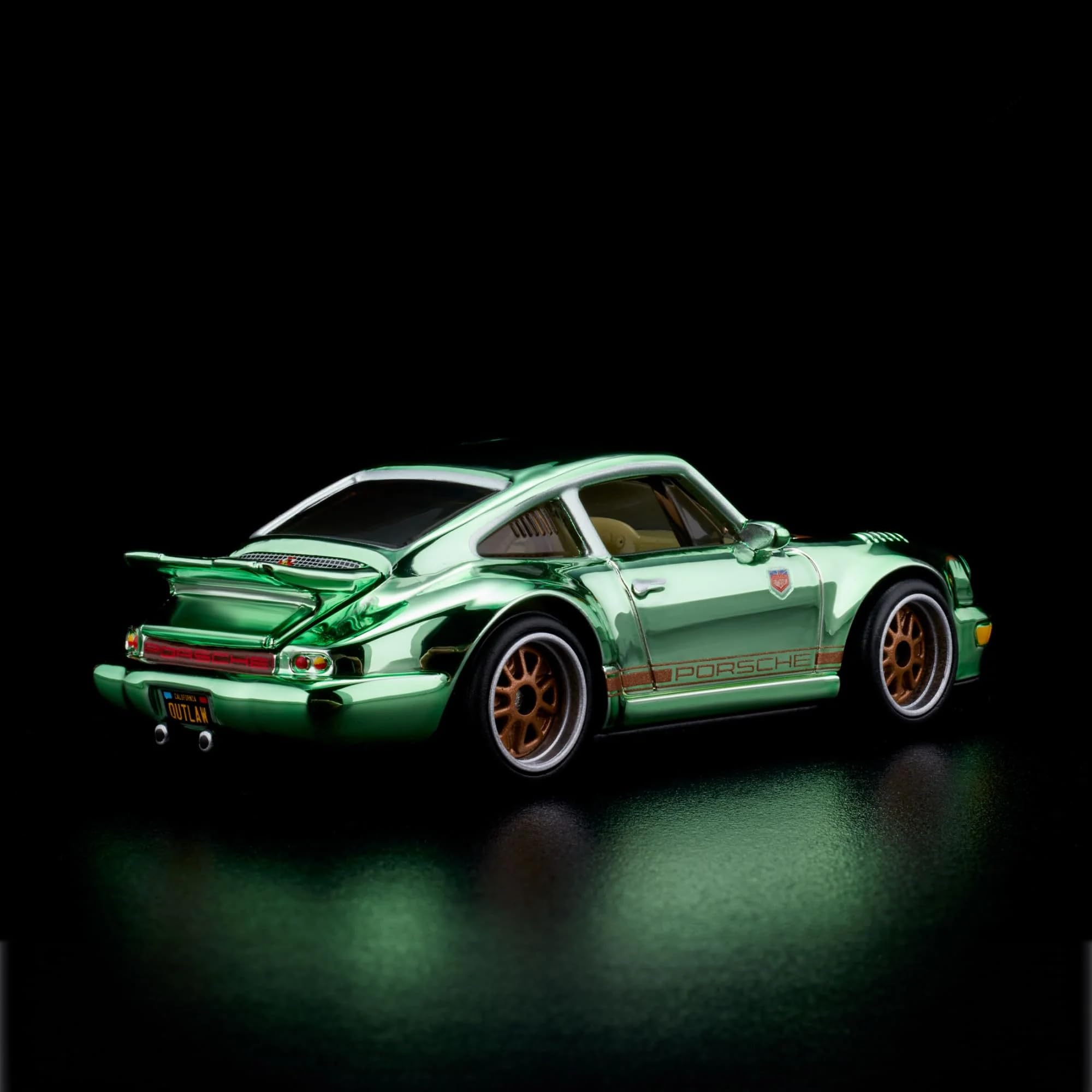 Amazon.com: RLC Exclusive Magnus Walker “Urban Outlaw” Porsche 964