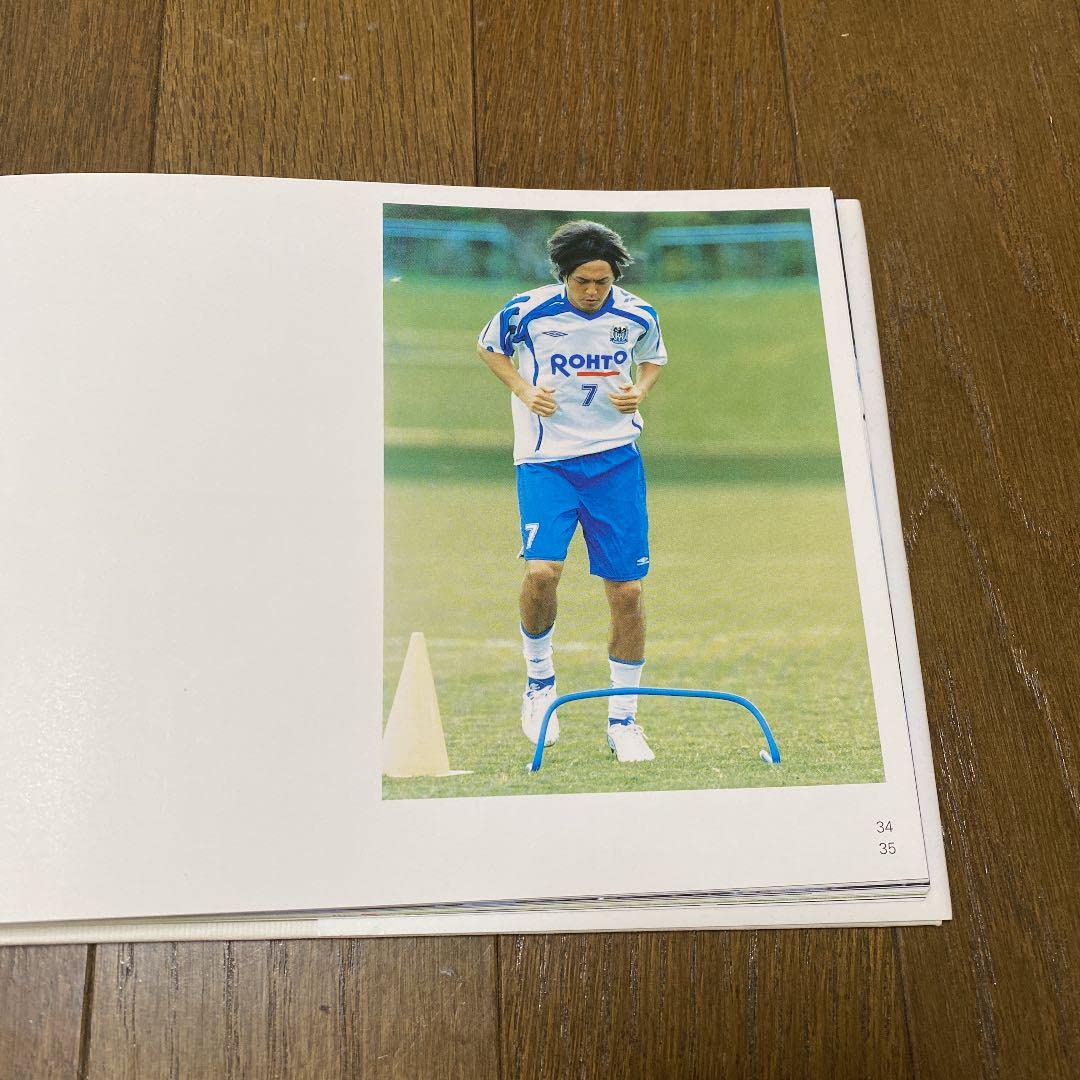 Amazon.co.jp: 遠藤保仁選手直筆サイン入写真集 : おもちゃ