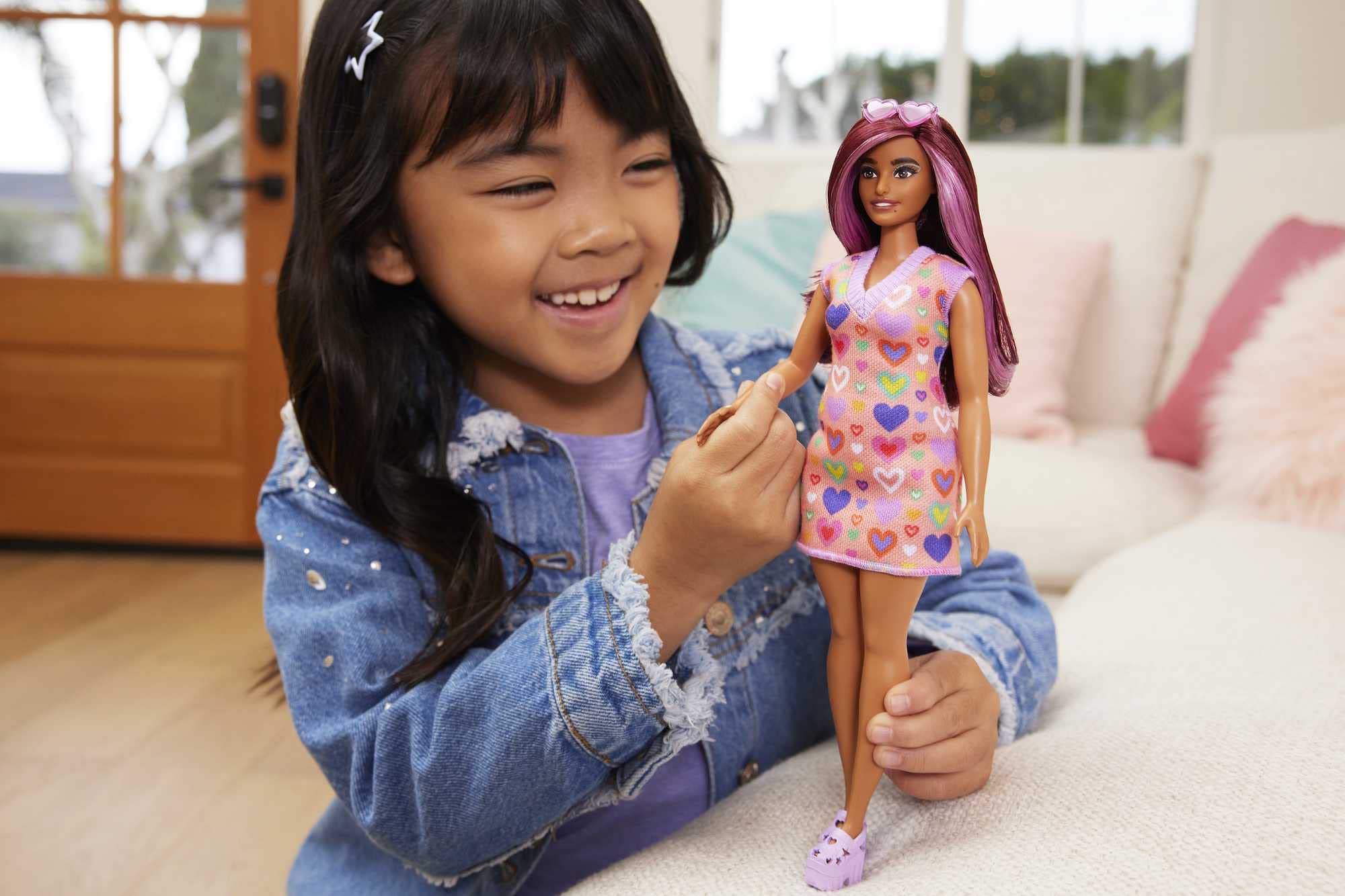 Amazon.com: Barbie Fashionistas Doll #207 with Pink Hair Streaks