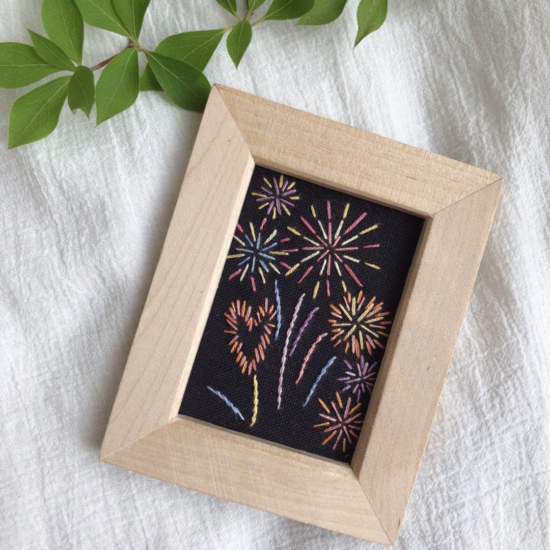タ*ー様 ハンドメイド刺繍フレーム 夜空いっぱいの花火とニャンズ タ
