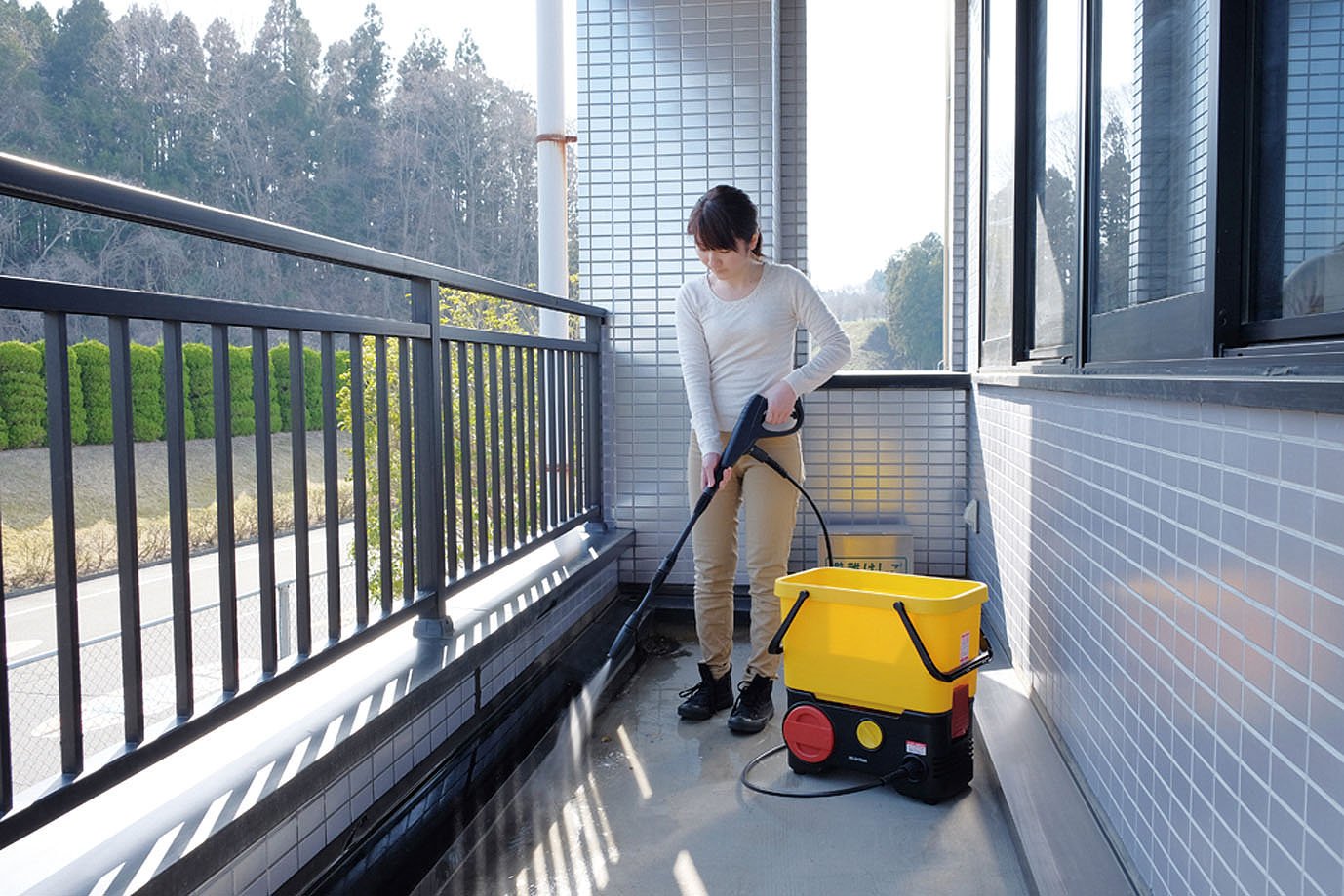 Amazon | アイリスオーヤマ タンク式高圧洗浄機充電タイプ イエロー