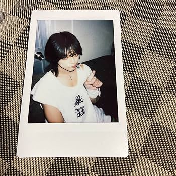 Amazon.co.jp: 甘い暴力 チェキ 咲 指差しポーズ : ホーム＆キッチン