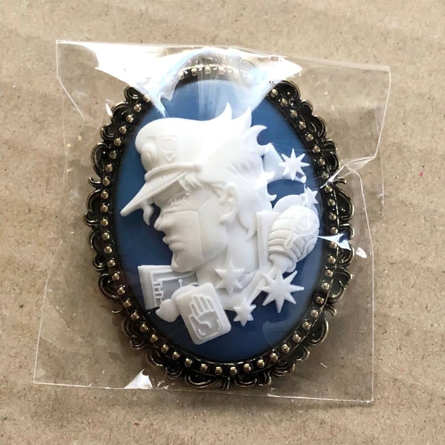 Amazon.co.jp: ジョジョ アニメ10周年記念展 カメオ風ブローチ