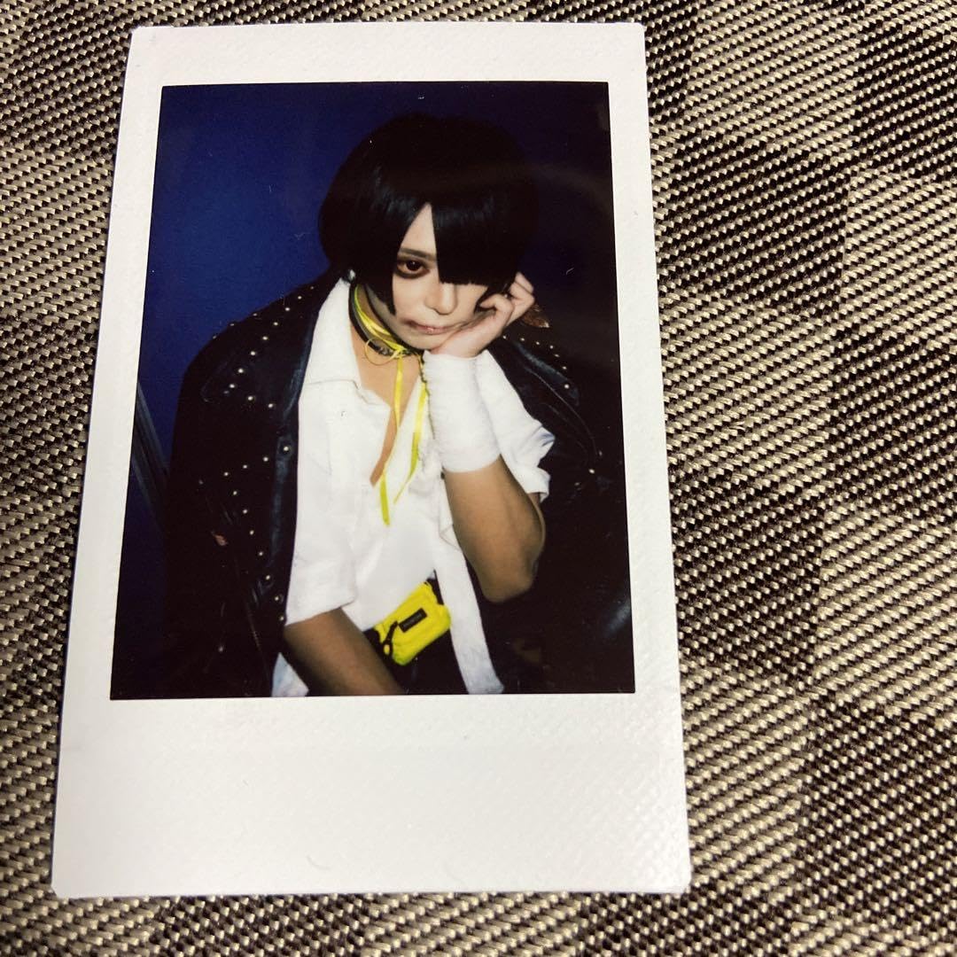 Amazon.co.jp: 甘い暴力 チェキ 咲さん 頬杖ポーズ : おもちゃ