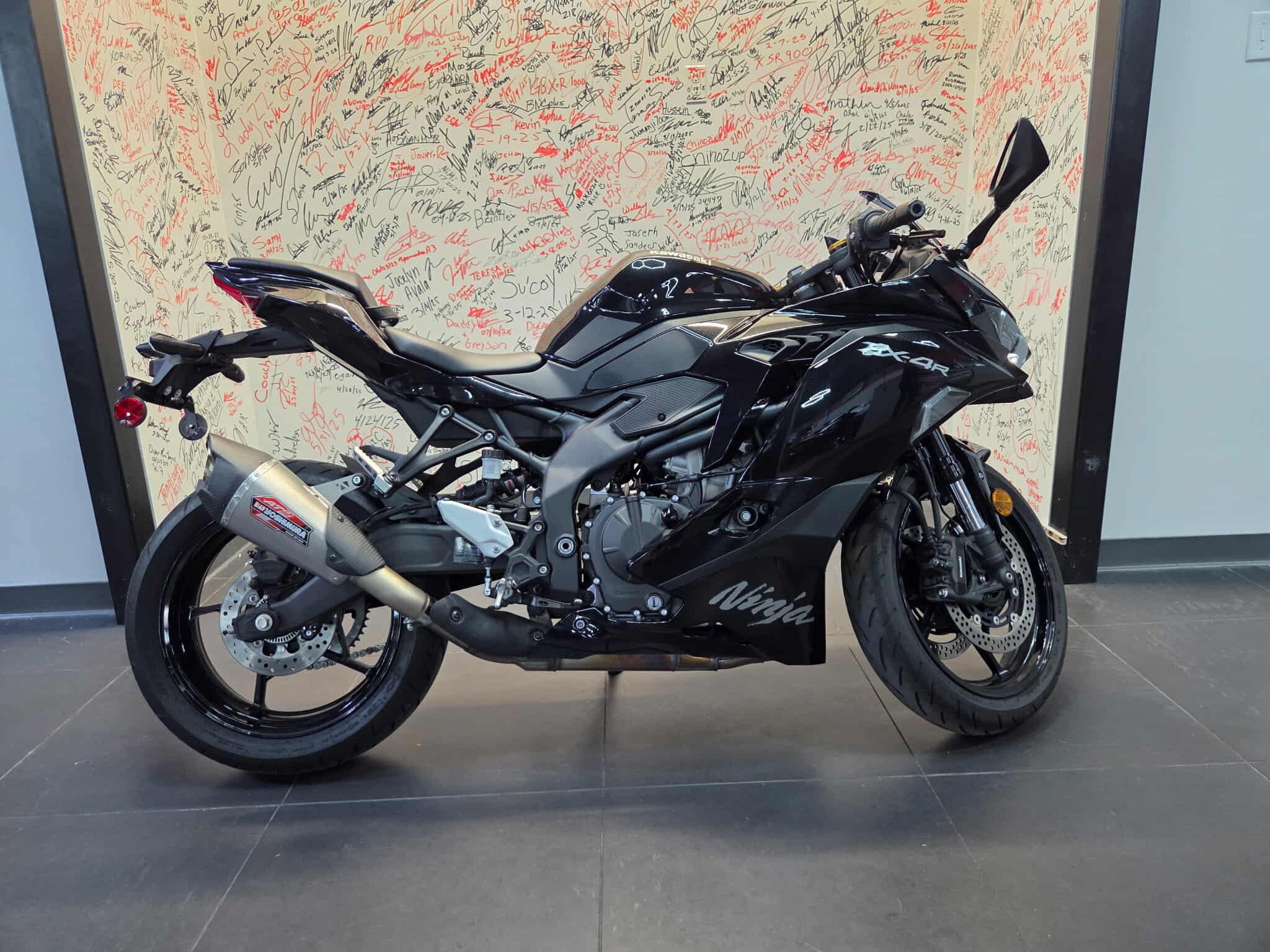 2025-Kawasaki-Ninja_ZX_4R-