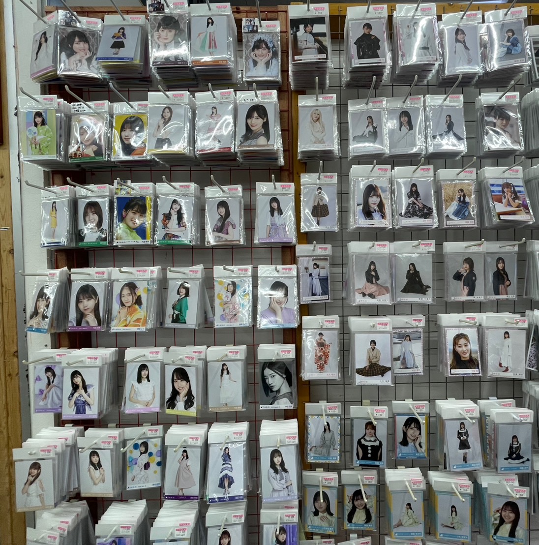 □CDコーナーより📀櫻坂46など坂道アイドル生写真店頭にならんでおり
