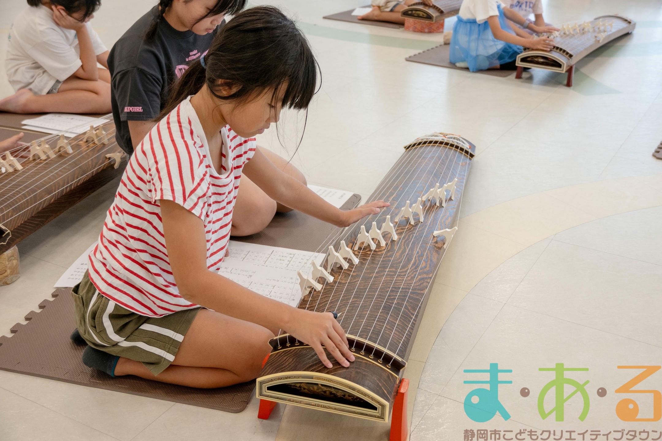 和楽器にチャレンジ！ 箏をひいてみよう 講座の様子（2025年9月29日