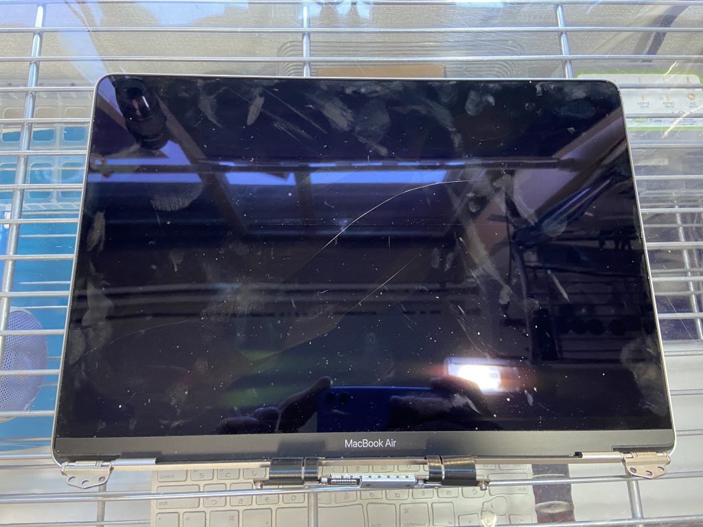液晶割れ】MacBookAir M1 2020の液晶パネル交換修理！ | Mac修理アースト