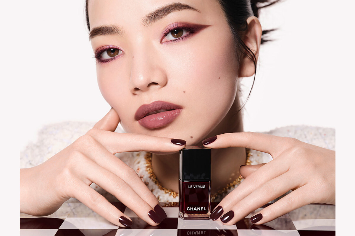 小松菜奈が纏うルージュ ヌワールの舞台裏を、アミィ・ドラマに聞く