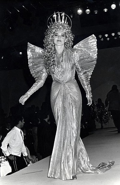 写真で振り返る、ティエリー・ミュグレーのパワフルな25着。｜Fashion