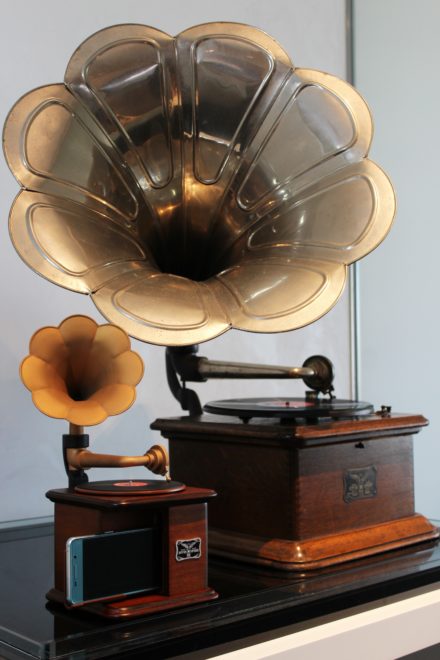 スマホスピーカーにもなる！レトロ感あふれる朝顔ラッパ型の