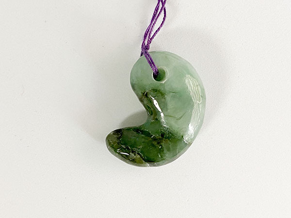 糸魚川産翡翠（ヒスイ）の勾玉 ろうかん（No.114) 勾玉の輪