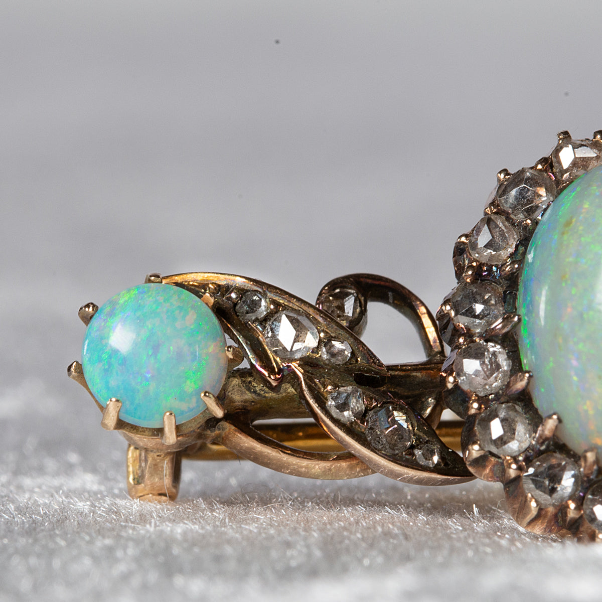 アンティーク 3石オパールとダイヤモンドのバーブローチ