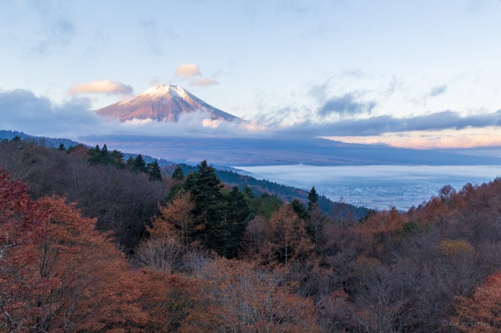 山梨・忍野/日の出】二十曲峠｜穴場絶景スポットで日の出とともに赤く
