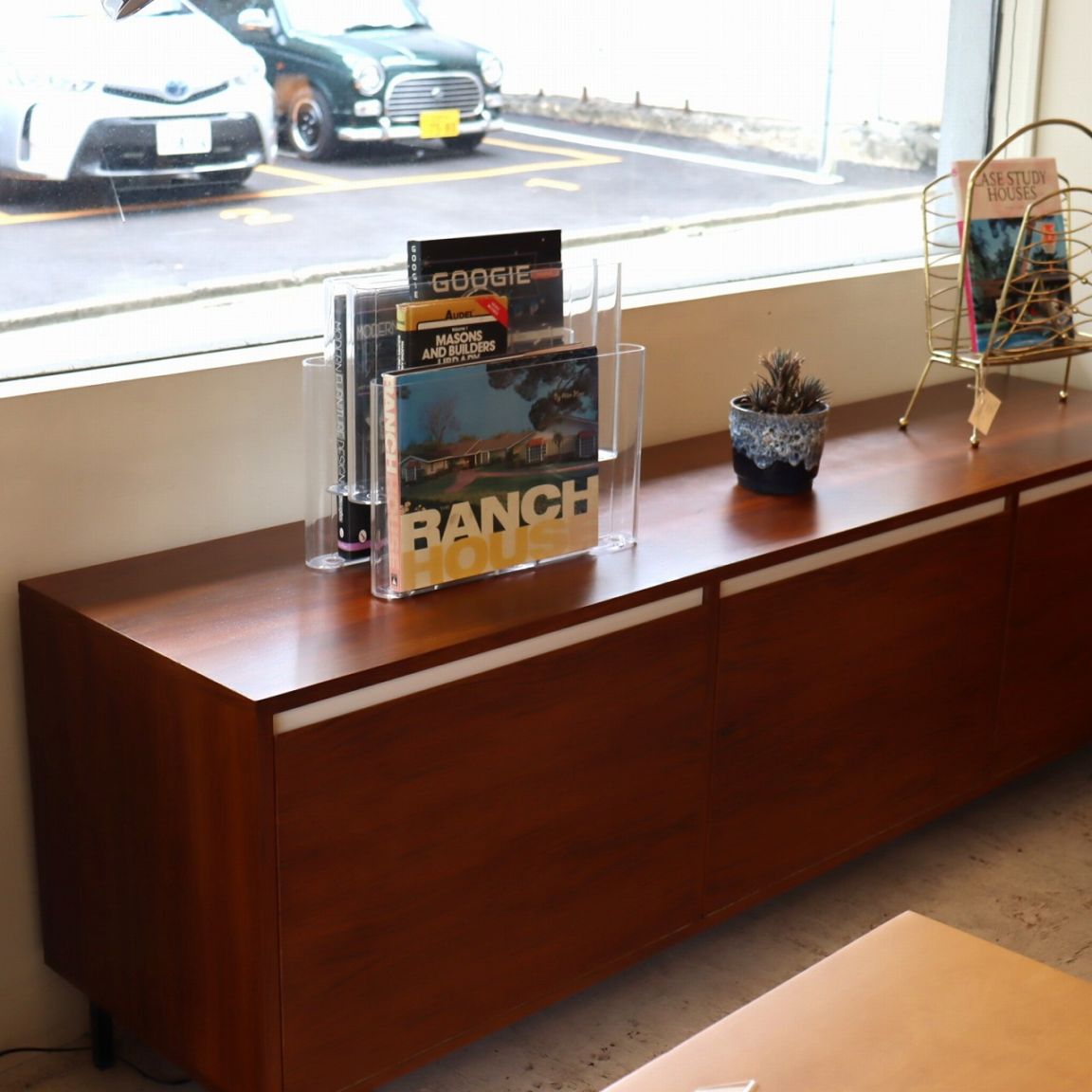 カルテル社製ルーサイトマガジンラック | マガジンラック・ワイヤー