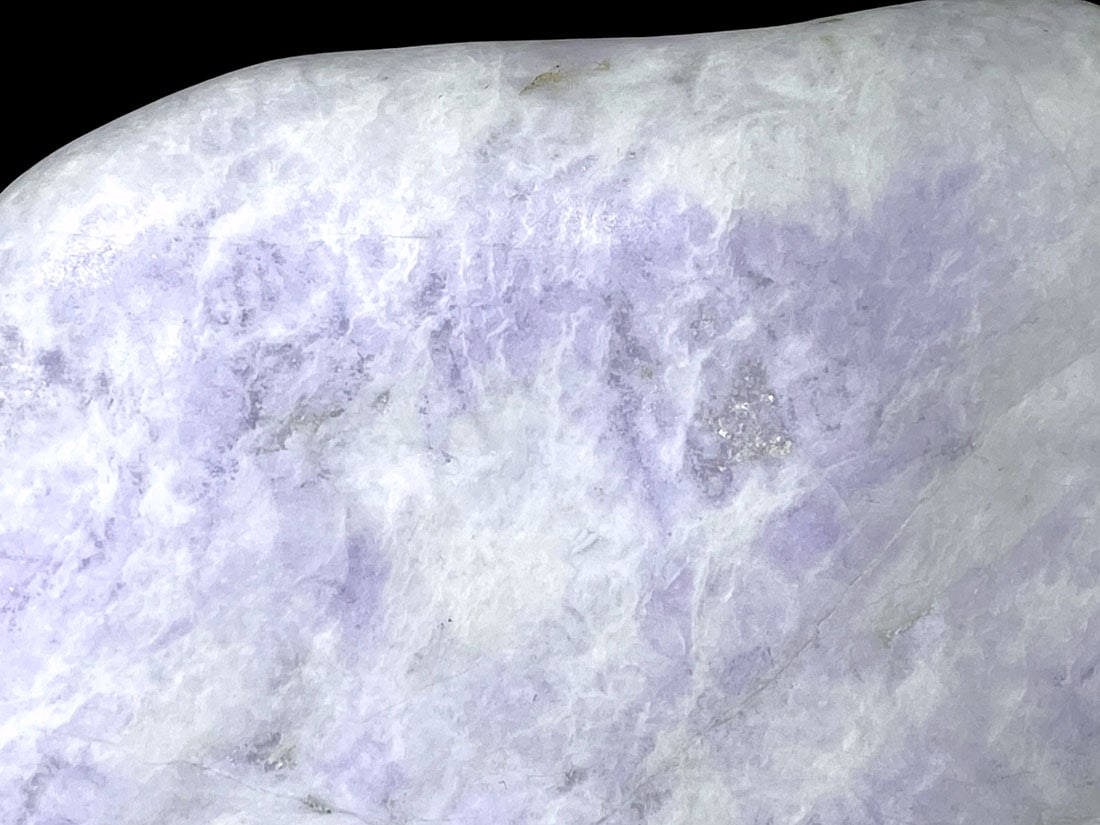 新潟県糸魚川産 ラベンダー翡翠(木製台座付き)