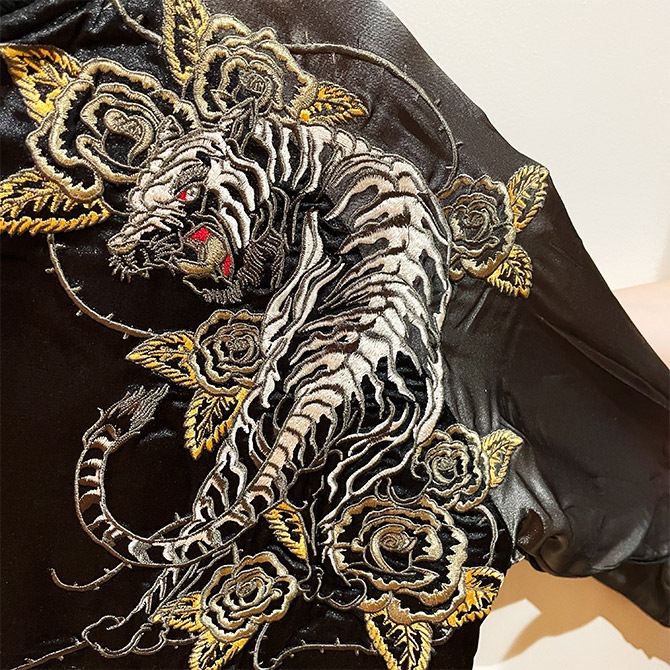 XLサイズ]両面刺繍 横須賀薔薇とレッドタイガー柄スカジャン｜横須賀柄
