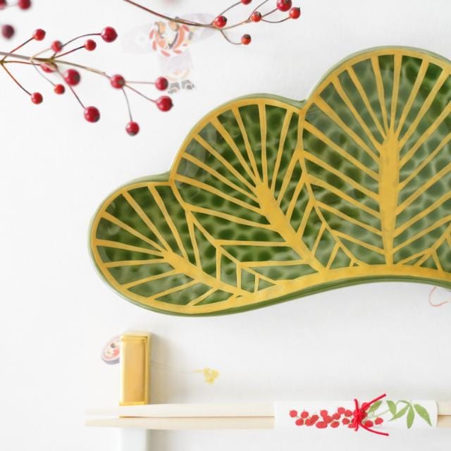 有田焼 錦茶緑金松葉形 前菜皿 ｜ 四季折々のおしゃれな和食器通販