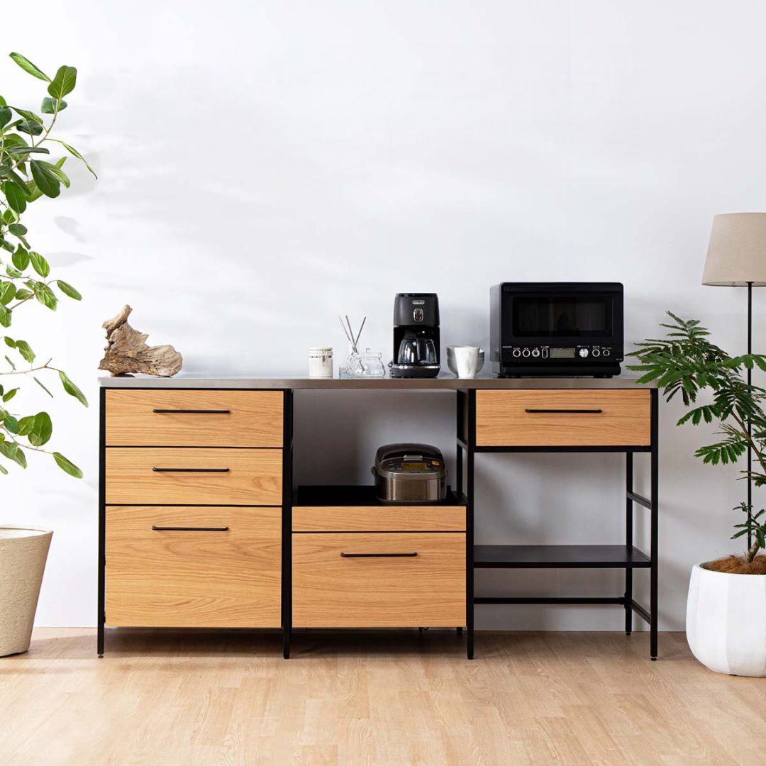 ゴミ箱収納もできるキッチンカウンター。カフェのようなおしゃれなデザイン