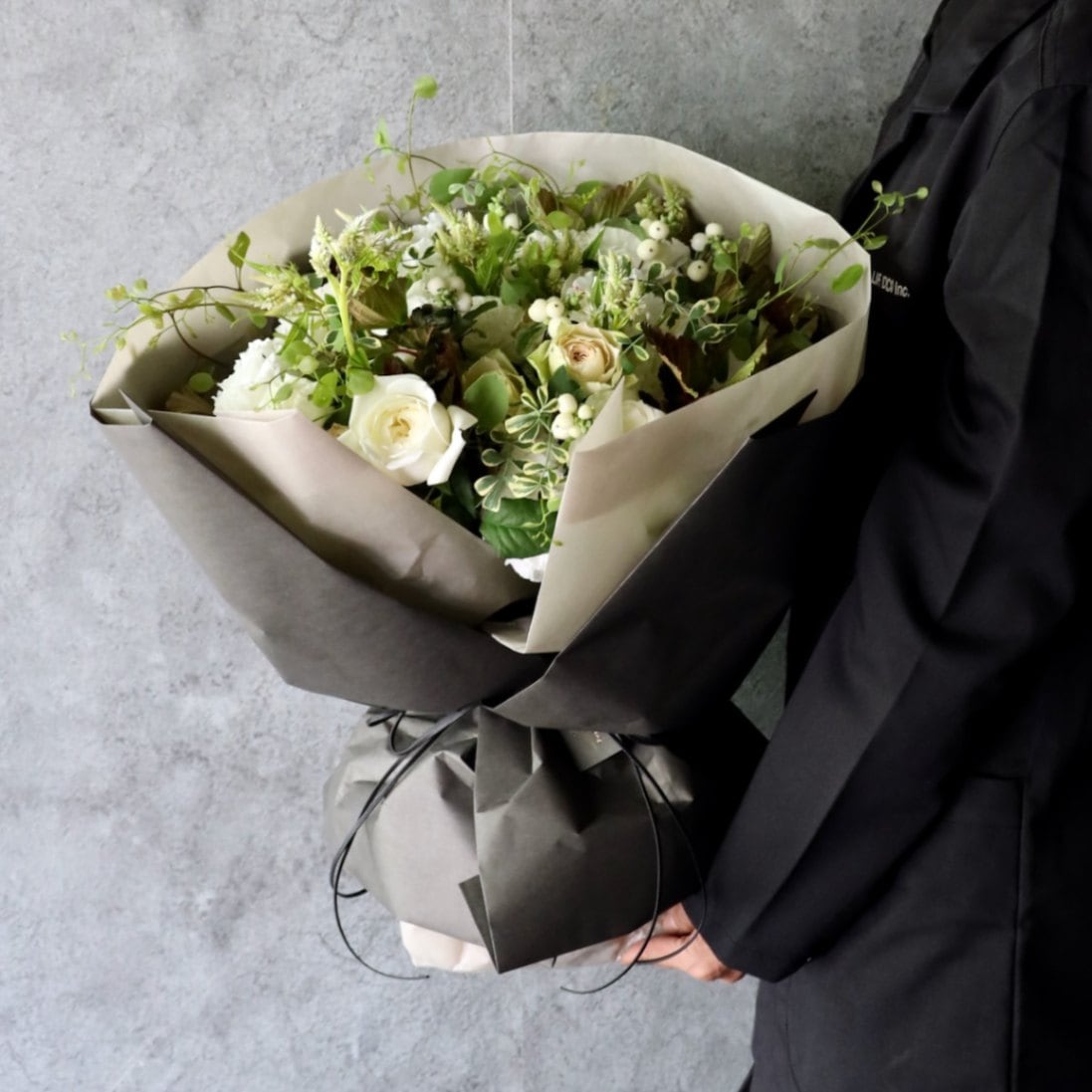 特選花束ML「翁茶 okinacha」ホワイトに穏やかな差し色を添えて