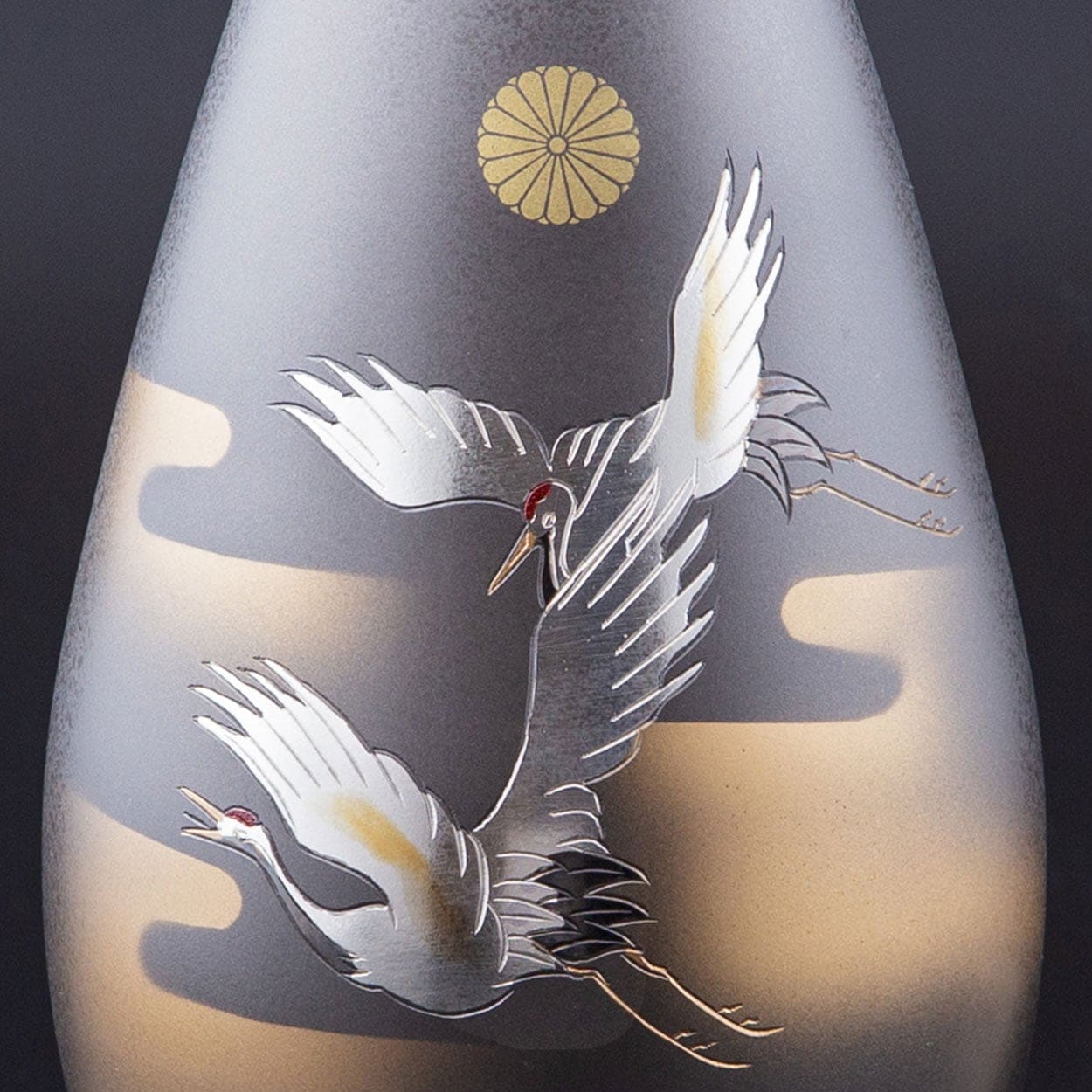 叙勲褒章叙位の記念品と額縁 菊紋入 真鍮製花瓶 彩花 彫金双鶴