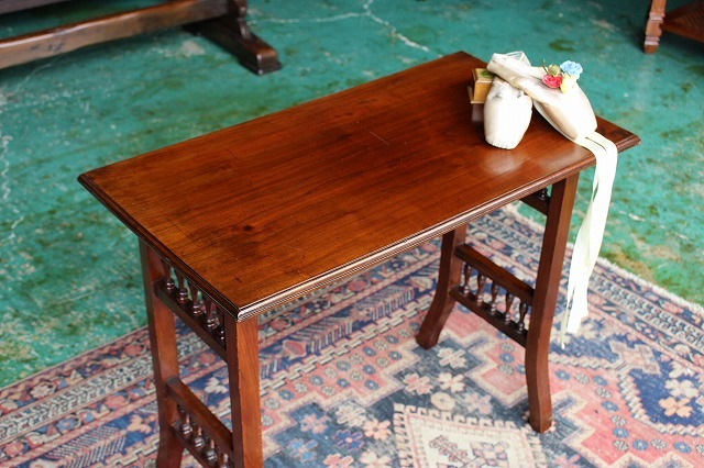 イギリスアンティーク家具 アンティークテーブル デスク