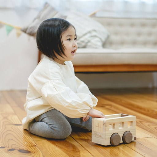 MUSIC BUS(オルゴールバス)」名入れ可能。動かすと音楽が流れる国産