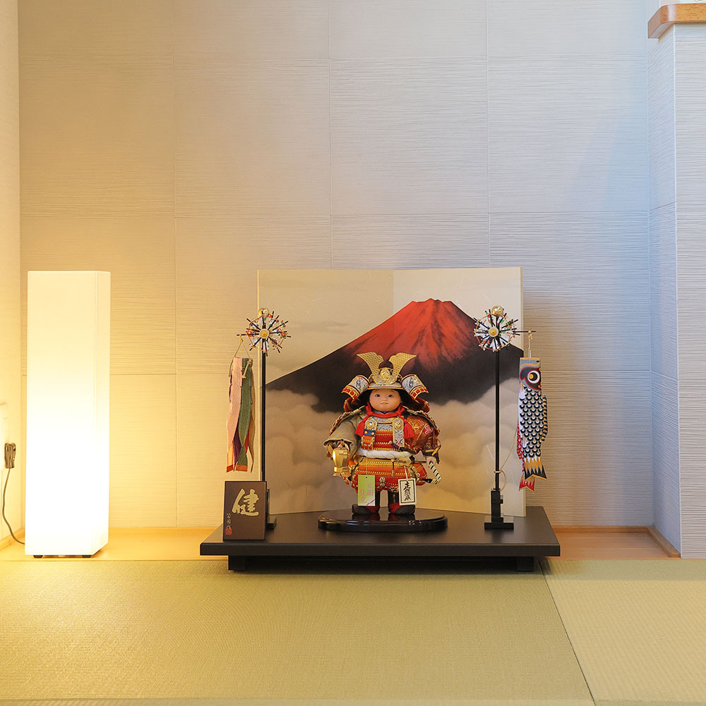 五月人形 健オリジナル 健ちゃん 大鎧着 A お祝い飾り 赤富士屏風 横幅58cm