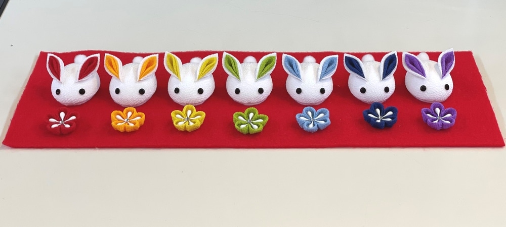 つまみ細工の白うさぎとお花（厄除けカラー7色） | オリジナル和雑貨