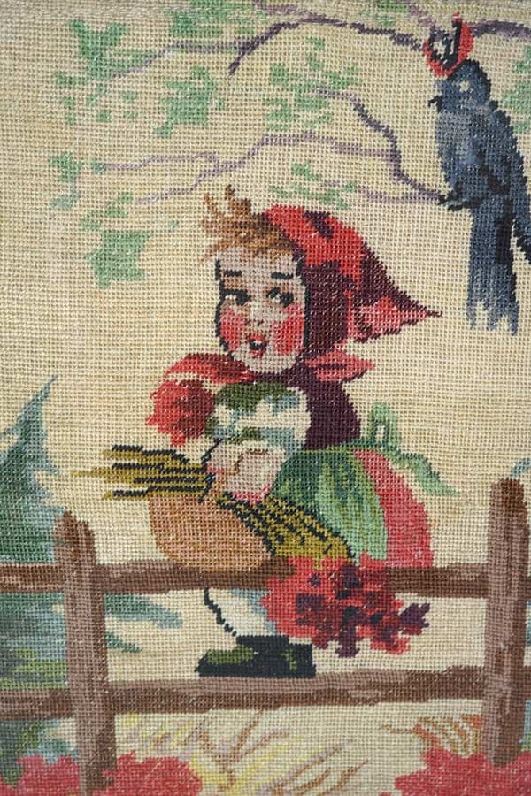 ハンガリーのプチポワン刺繍の額絵 お嬢さんとカラス32×26cm ge-1051の