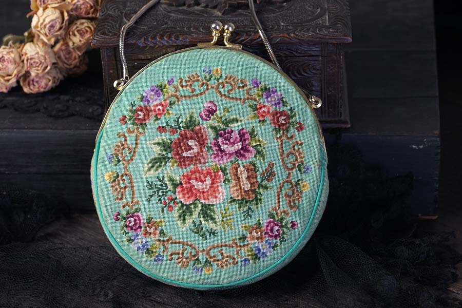 グリーンに薔薇のブーケのラウンド型のプチポワンバッグ14×14.5×2cm gb