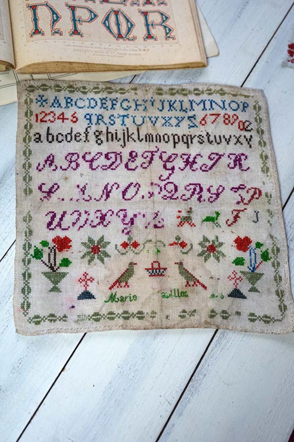 フランスアンティークアルファベット＆刺繍サンプラー26.5×26.5cm ge