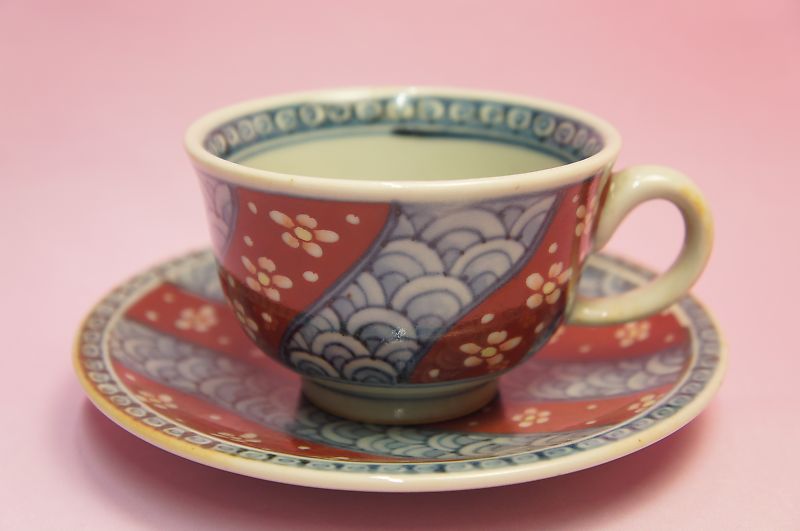 六代 佐藤走波 染錦捻祥瑞花文 コーヒー碗皿 | いっぴん | | 食器の