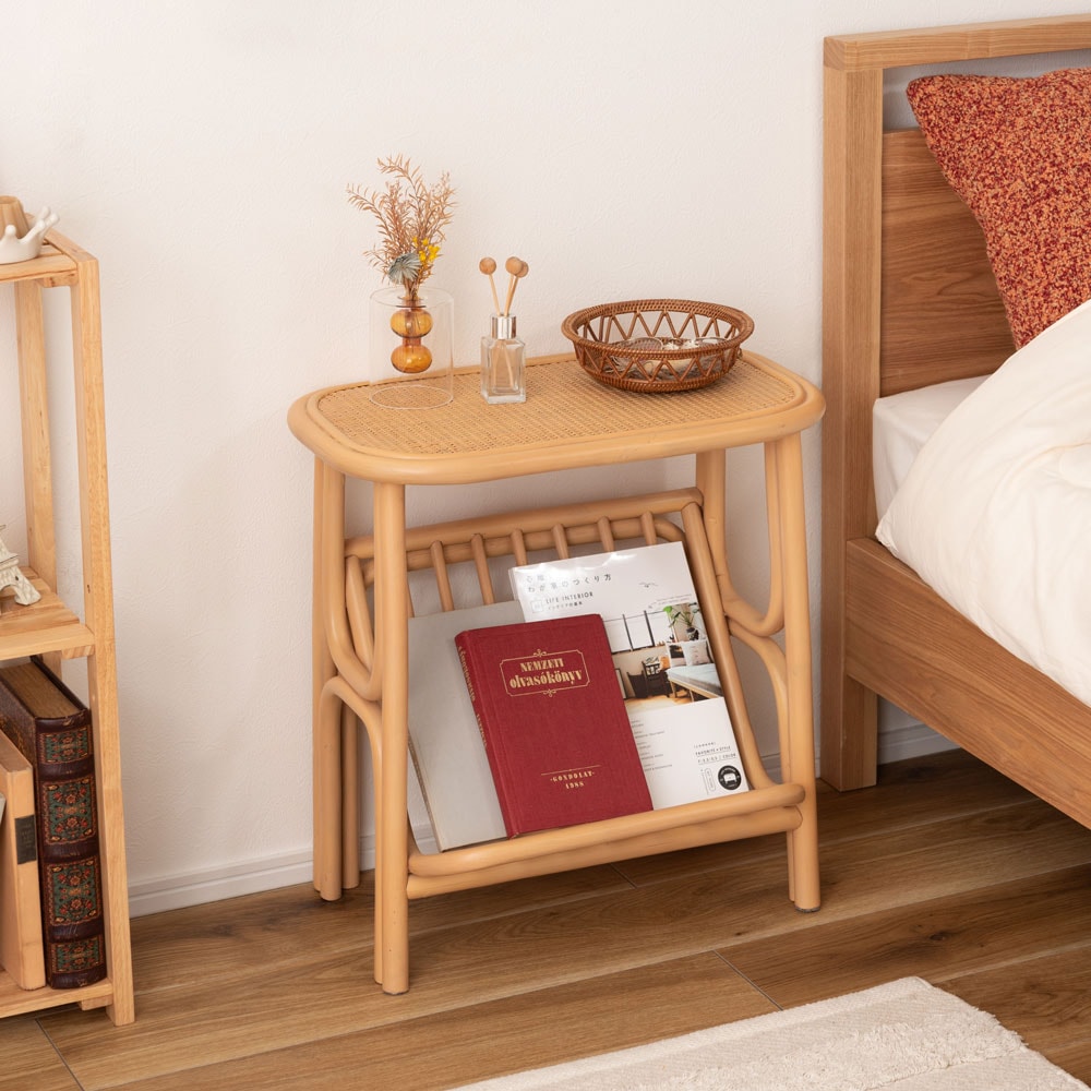 マガジンラック付きサイドテーブル｜天然ラタンの温もりと実用性を
