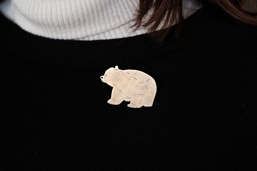 真鍮ピンブローチ お散歩くま編集長 | 闇月創房 【 北海道 スロウなお