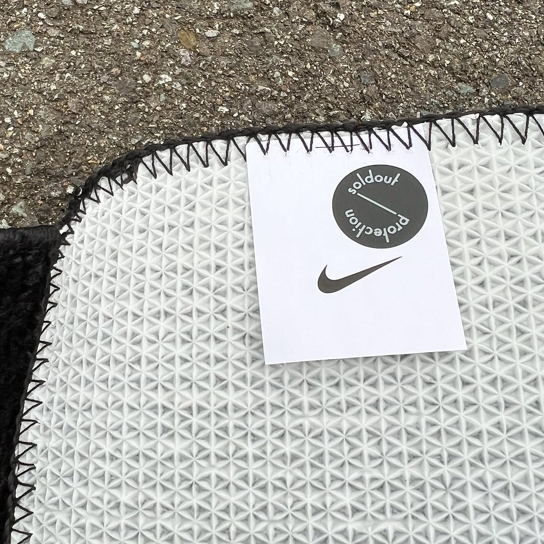 NIKE SWOOSH RUG ナイキ スウィッシュ ラグ ラグマット black/white