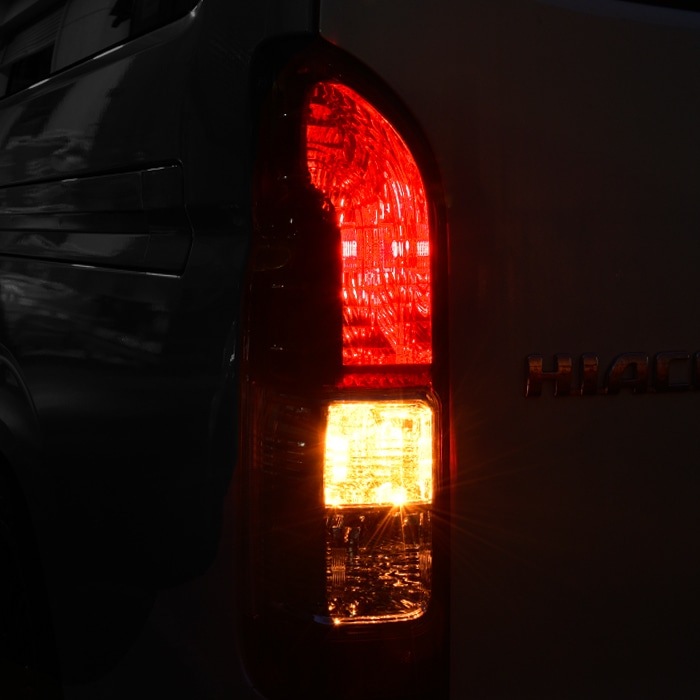 200系ハイエース 純正タイプ フィン付き テールランプ 左右セット