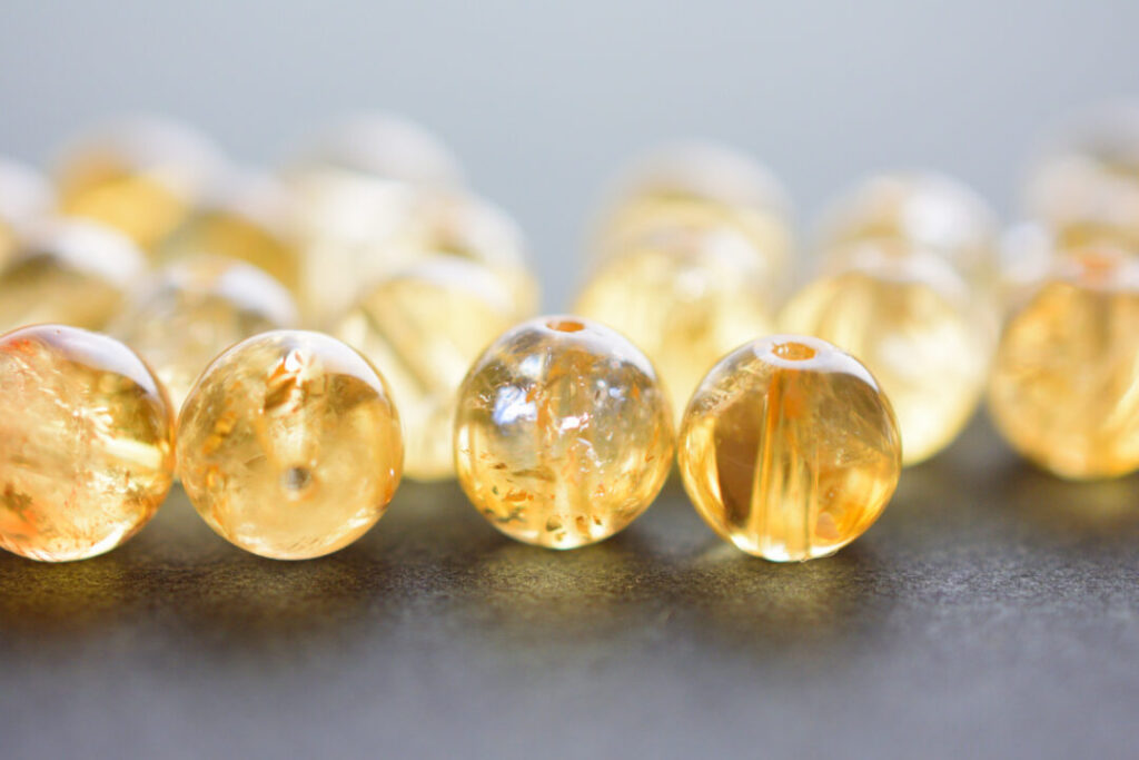 ルチルクォーツと金運と仕事運 輝く人生を引き寄せるパワーストーン