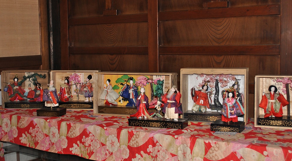 雛段の添え雛（「狆引の官女」他）: 南アルプス市ふるさと○○博物館の