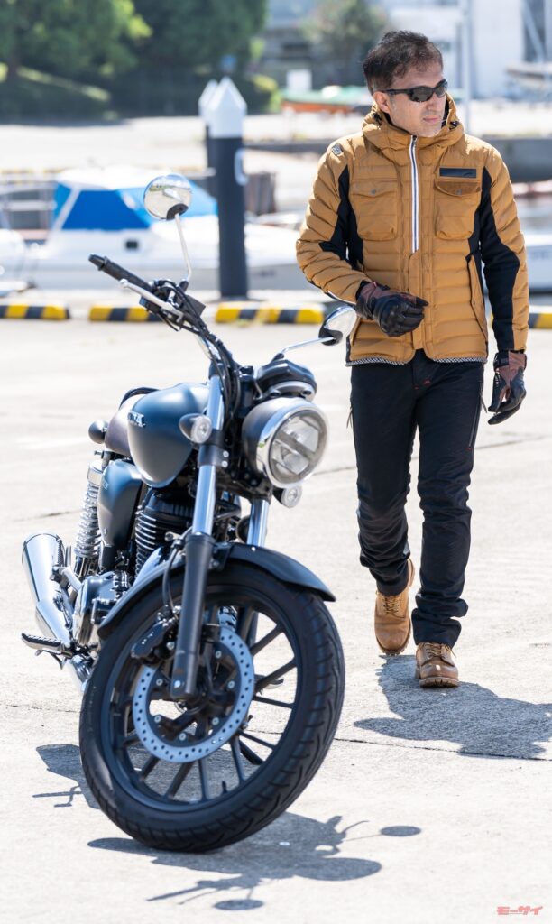 クシタニ「アニフェスジャケット」はライディングでも街着でも存在感を