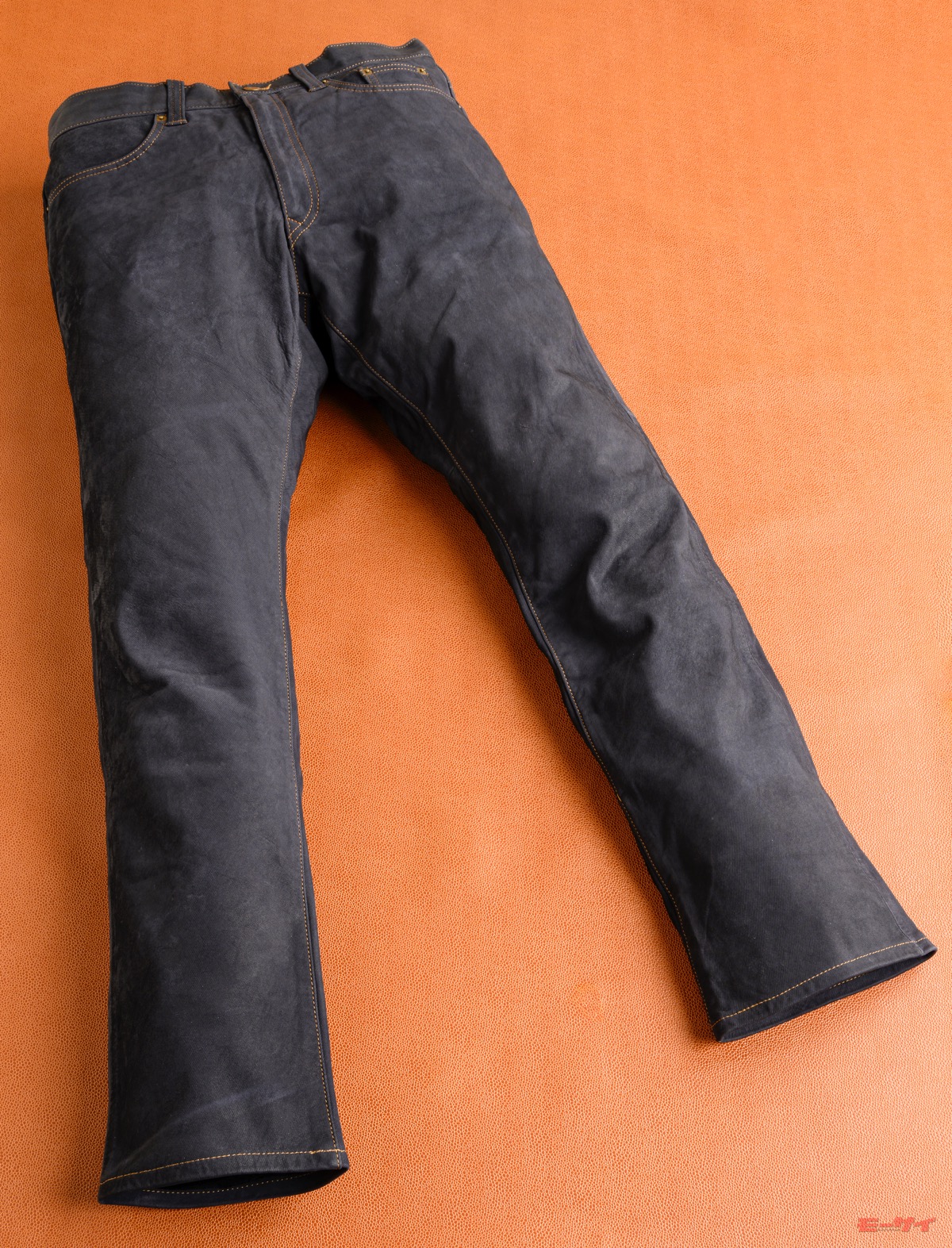 見た目はデニム、素材は本革！ クシタニの「エクスプローラージーンズ