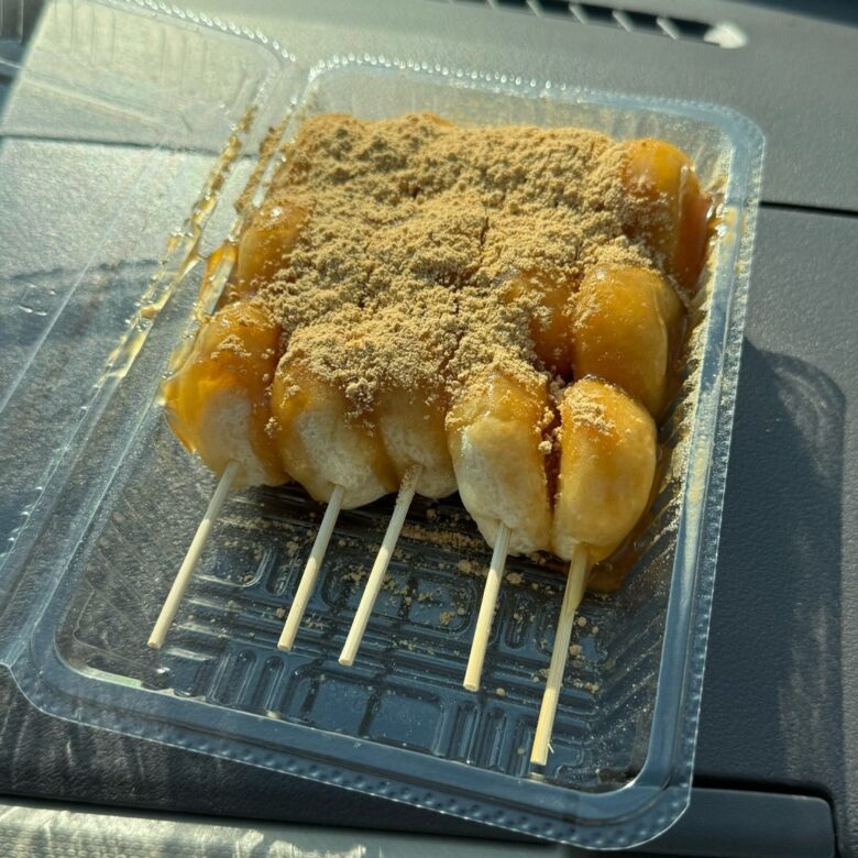 小麦粉生地で作られる、大洗名物の『みつだんご』！【味の店 たかはし