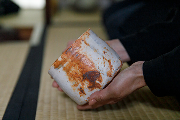 辻村史朗さんに “酒場”で 学ぶ 名碗の勘どころ「志野茶碗」（前編）