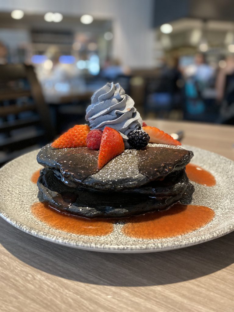 デュークスレーンにある黒いパンケーキが食べられるbasalt│Men's Hawaii