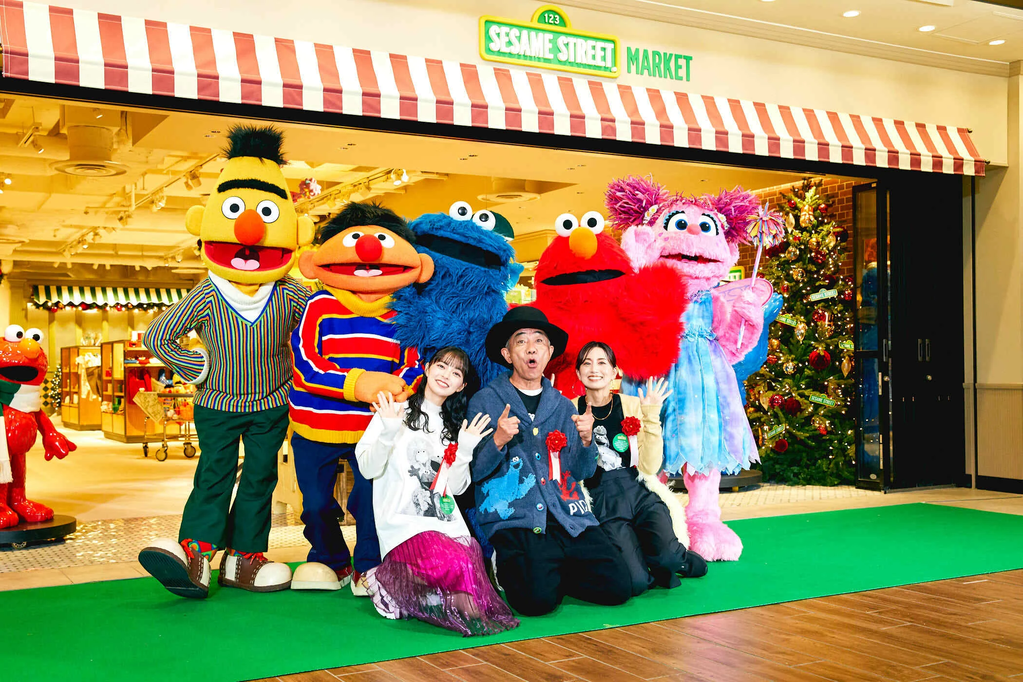 世界初、ショップやカフェを複合したセサミストリートの公式ストアが