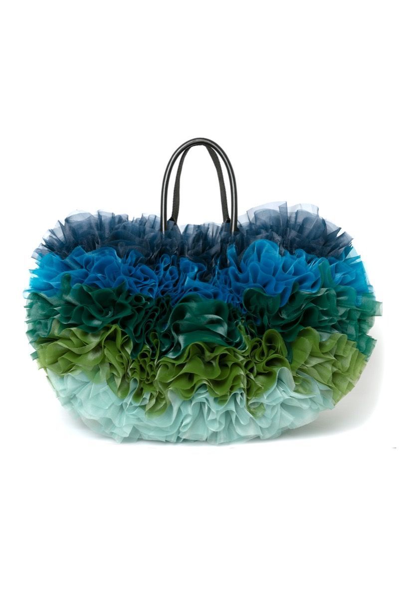 サカイがトモ コイズミと初コラボ！大胆なフリルのアクセサリーを発売