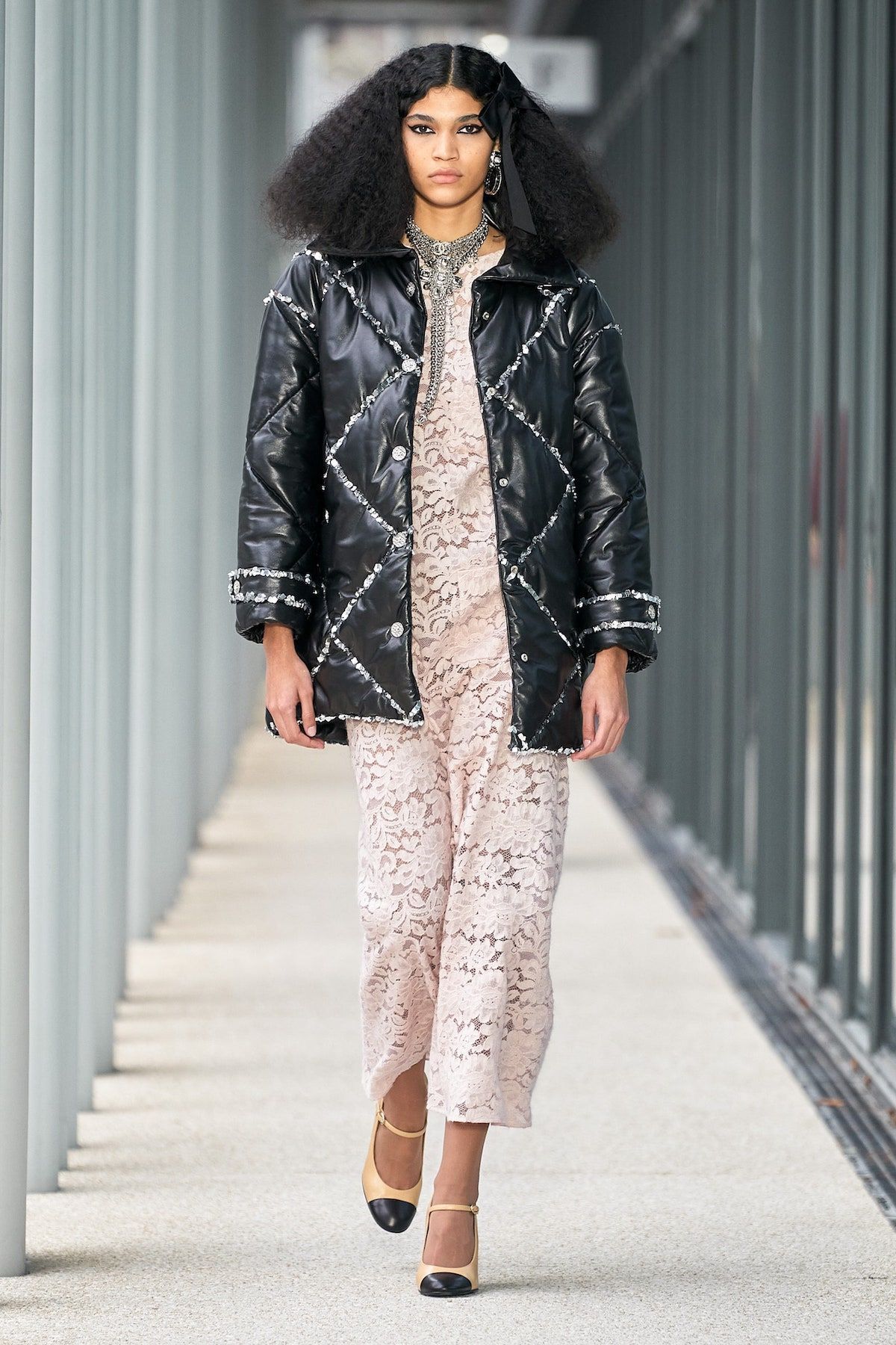 シャネルがメティエダールのショーを開催。サヴォアフェールを未来に