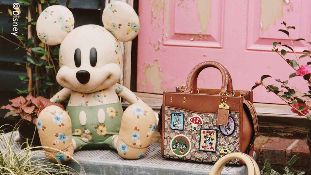 コーチ、ディズニー創立100周年を祝う限定コレクションを発売 | Vogue